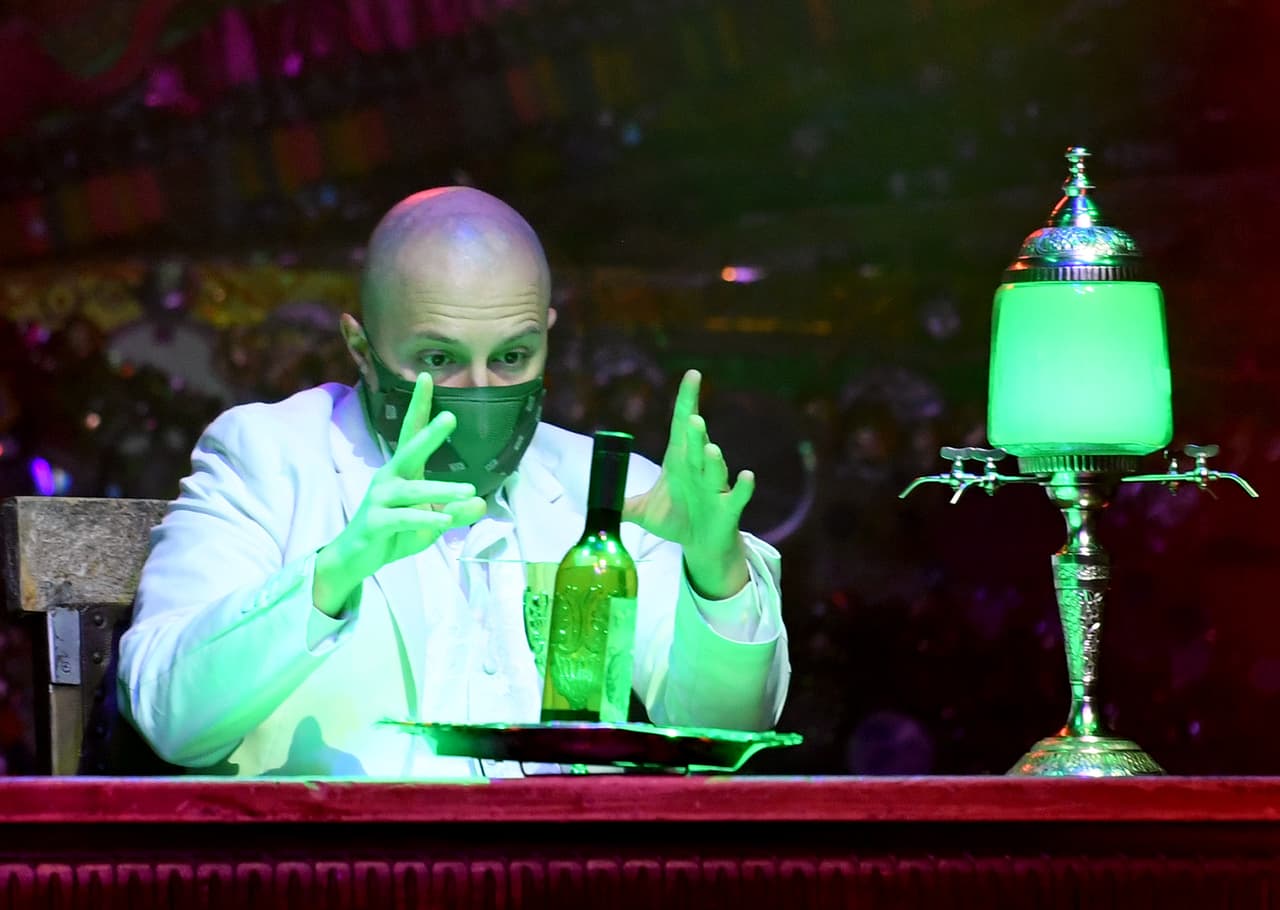 Dentro del show puede pedir bebidas en su mesa escaneando un código QR para seleccionar su preferencia en su teléfono. Una vez que esté sentado, se le recordará que se mantenga la máscara puesta a menos que esté bebiendo.