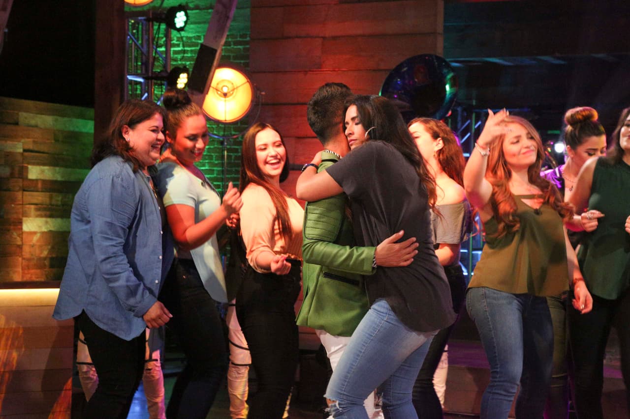 La Reina de la Canción se engalanó con la visita de Banda Carnaval, quienes interpretaron su éxito 'Ella es mi mujer' para todas las concursantes y aprovecharon para mostrar sus mejores pasos de baile.