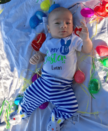 Liam se veía encantador con esta playera especial para celebrar su primera Pascua.