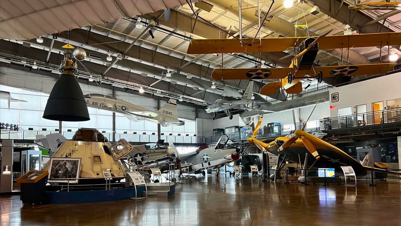 Si buscas
<b> una experiencia educativa y divertida para disfrutar con los más pequeños</b>, 
<a href="https://flightmuseum.com/" target="_blank">Frontiers of Flight Museum en Dallas </a>es el lugar perfecto. A tan solo unos minutos del 
<a href="https://maps.app.goo.gl/UJmzhM3S8s4L1eKh7" target="_blank">Aeropuerto de Love Field (8008 Herb Kelleher Way, Dallas)</a>, este museo ofrece 
<b>una combinación única de historia, ciencia y diversión, ideal para toda la familia, </b>en 
<a href="https://maps.app.goo.gl/Rcs1mU6uMgQMJZjm9" target="_blank">6911 Lemmon Ave, Dallas. </a>
