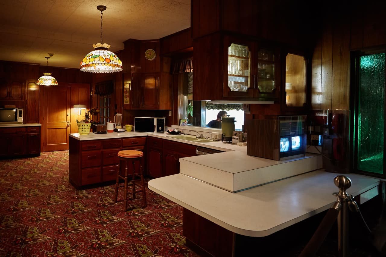 Esta era la cocina de Elvis Presley que, según reporta el diario El País, se abrió al público hasta 1993 tras el fallecimiento de su tía Delta, quien vivió en la mansión durante 11 años. La habitación de Elvis tenía acceso directo a este espacio de la casa por medio de una escalera secreta. 
<br>