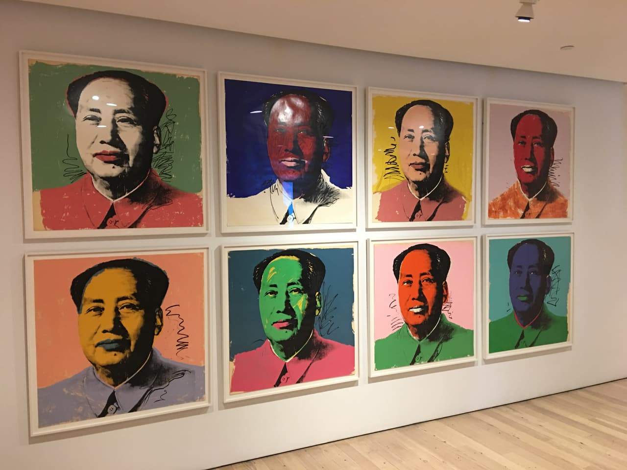 Mao, realizado 1972, es un retrato en pantalla de seda del líder chino que se realizó en muchas versiones.