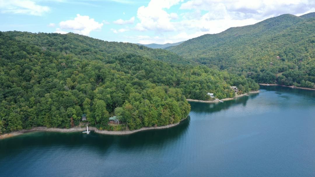 La costa de Nantahala está llena de casas y cabañas privadas, pero gran parte de la costa está gestionada por el Servicio Forestal de EE. UU. y la Comisión de Recursos de Vida Silvestre de Carolina del Norte, que protegen el lago de la comercialización y preservan su belleza.