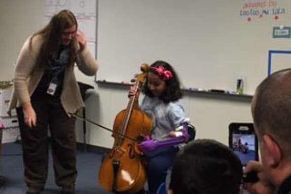 Ahora con su prótesis personalizada, Tatiana tocará el violonchelo como siempre soñó hacelo.