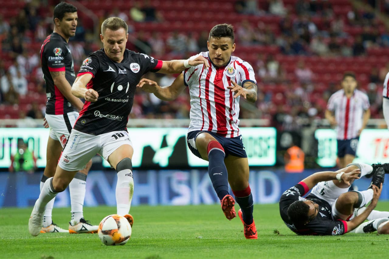El delantero de Chivas Alexis Vega (derecha), fue expulsado al 45'+3 luego de un planchazo que fue revisada en el VAR.