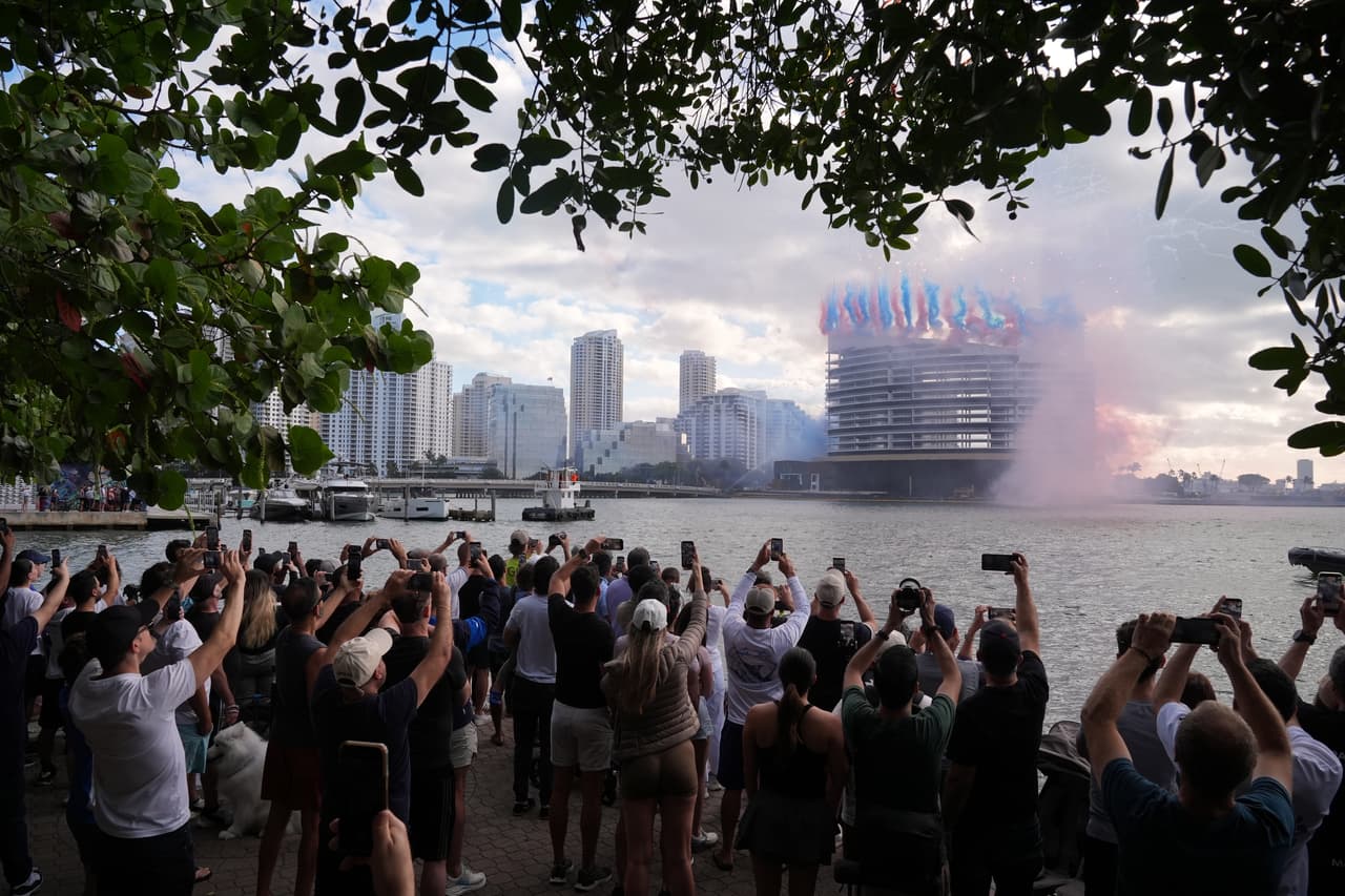 La mañana de este domingo un fuerte estruendo sacudió Brickell Key en Miami, y con él cayó 
<b><a href="https://www.univision.com/local/miami-wltv/demoleran-el-hotel-mandarin-oriental-ubicado-en-brickell-key" target="_blank">el edificio de 23 pisos que albergó durante décadas el Mandarin Oriental </a></b>q ue abrió sus puertas a finales del año 2000.