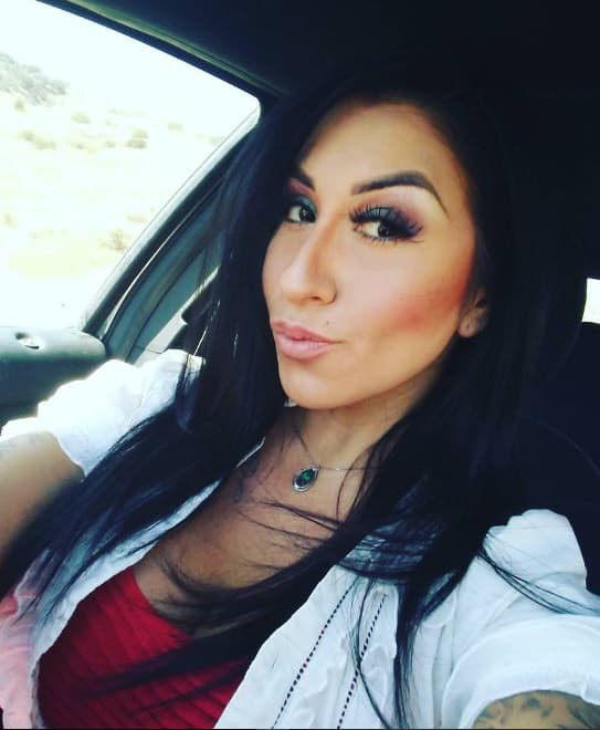 Ha hecho algunas apariciones sobre el escenario y su padre siempre está detrás apoyándola.