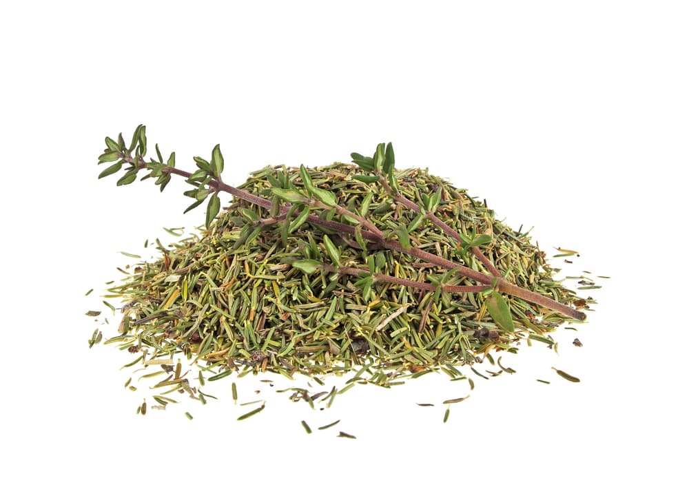 Otra hierba esencial que debemos agregar de manera pulverizada es el tomillo, que tiene un gran poder purificador y sanador.