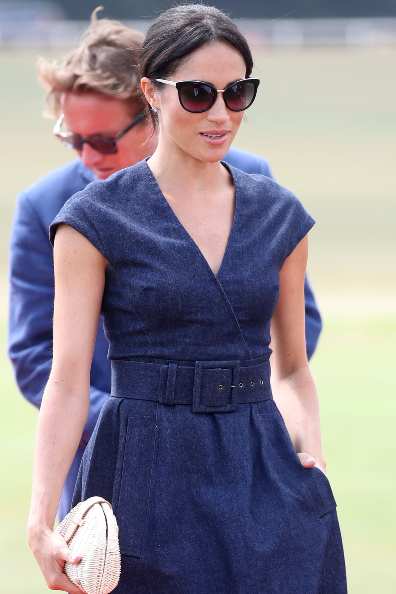<b>26 de julio de 2018</b>
<br>
<br>Con este look muy años 50, Meghan Markle 
<b><a href="https://www.univision.com/estilo-de-vida/moda/meghan-estrena-vestido-para-el-polo-pero-le-copia-el-bolso-de-60-dolares-a-pippa-middleton" target="_blank">no se perdió</a></b> el encuentro de polo Sentebale 2018 en Windsor.