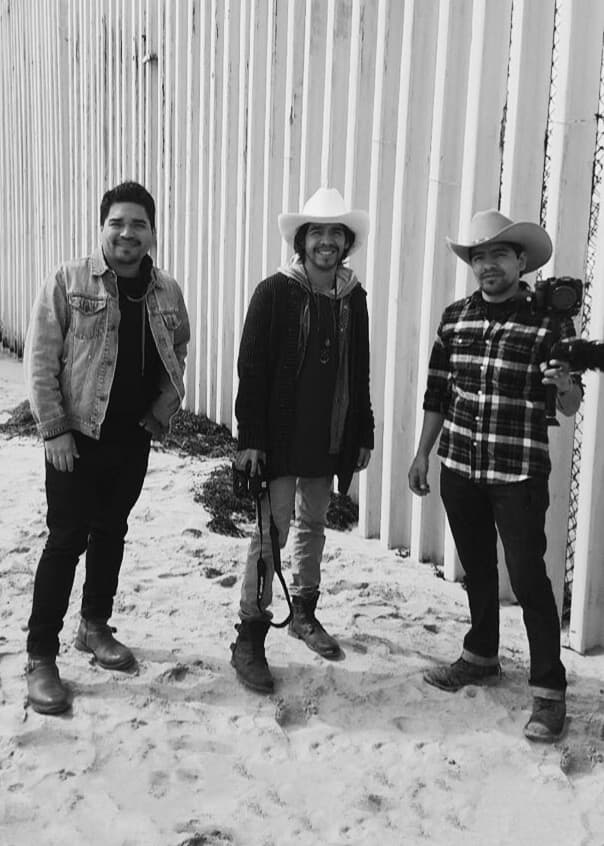 "Acá estamos nosotros en frente del muro fronterizo que divide a Tijuana, Baja California y San Diego, California".