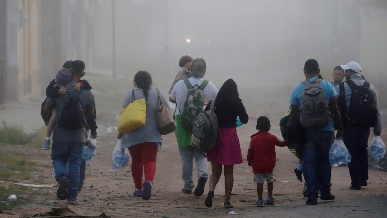 Una nueva caravana de migrantes busca llegar a México y EEUU: cientos de hondureños marchan en busca de asilo