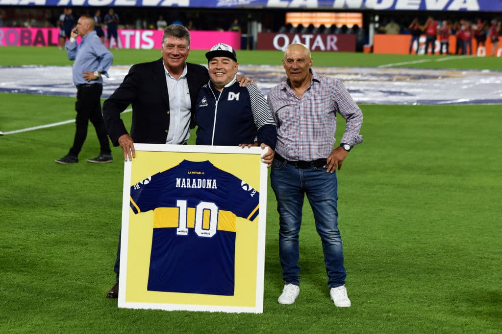 Diego Armando Maradona regresa a su casa y recibe un homenaje de parte de la directiva de Boca Juniors y de la gente.
