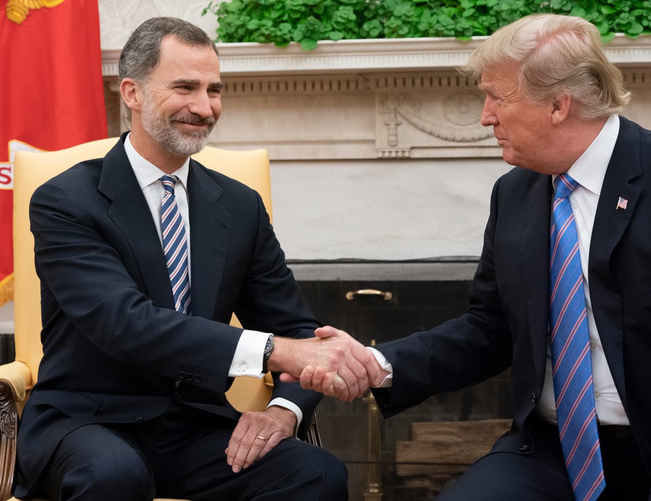 "Es un gran honor recibir al Rey y la Reina de España, un país precioso. Estuvimos en España no hace tanto y nos encanta. Una gente muy especial y un lugar precioso", afirmó Trump al comienzo de su encuentro con Felipe VI y su esposa Letizia en el Despacho Oval.