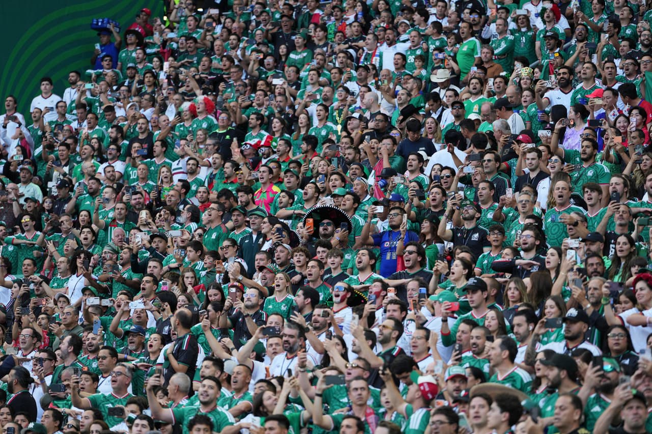 Aficionados de México animan durante el partido de fútbol del Grupo A de la Copa del Mundo entre México y Corea del Sur en Zapopan, cerca de Guadalajara.