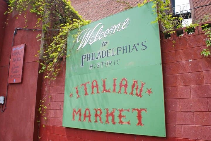 <b>Italian Market</b>: Como la mayor parte de Filadelfia, este mercado es histórico por ser el 
<b>mercado al aire libre más antiguo</b> de Estados Unidos. Abierto todo el año, el mercado abarca unas 10 cuadras de vendedores de alimentos y tiendas que venden deliciosos manjares y golosinas. Desde productos horneados hasta productos frescos, carnes y quesos, así como pescados y aves, hay mucho para comprar y probar en este mercado.
<br>
