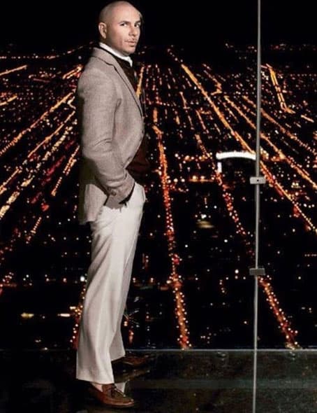 Está básicamente en la cima del mundo, y nadie puede resistirse a sus incontables hits y colaboraciones musicales.