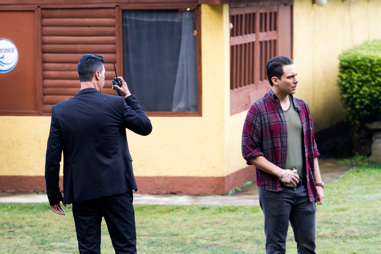 John le pidió a sus hombres que se prepararan para enfrentar a los federales, pues en cualquier momento llegarían a su guarida.