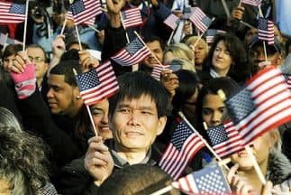 De todas formas, el gobierno aclara que las personas que son refugiadas, o a quienes se les otorgó el asilo político y son víctimas del tráfico humano o la violencia doméstica, no están incluidas en la nueva regla. 
<br>