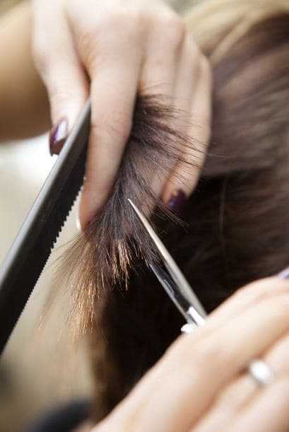 Los químicos. Si sueles usar productos químicos en tu melena, como tinturas, decolorantes o relajantes, es posible que tengas que visitar al peluquero cada 4 o hasta 6 semanas, ya que tus puntas pueden comenzar a verse algo “pajosas”.