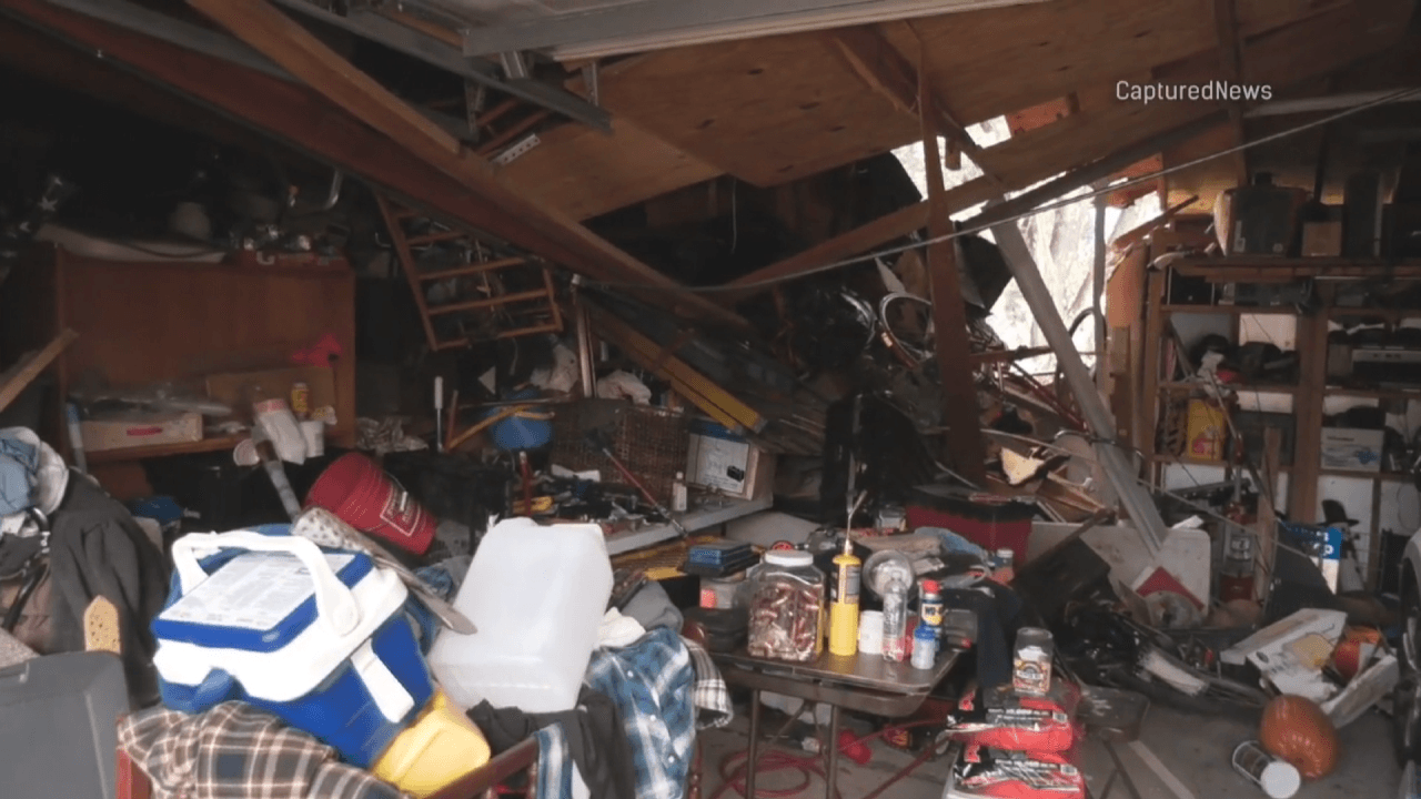 Residentes de Countryside, IL. despiertan con severos daños a sus propiedades tras la tormenta registrada este miércoles.