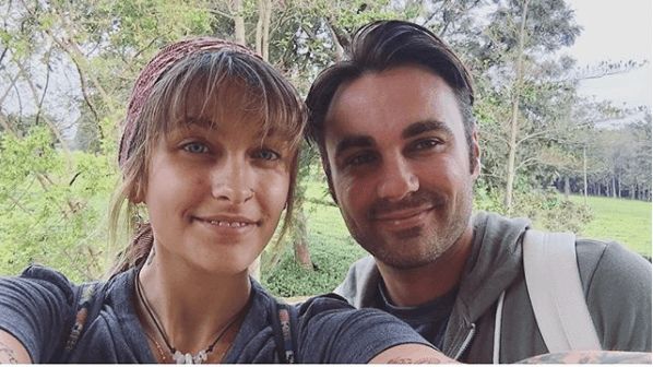 Sin poses o un ápice de maquillaje, Paris usó sus redes sociales al compartir diversas imágenes de su estancia en Malawi.