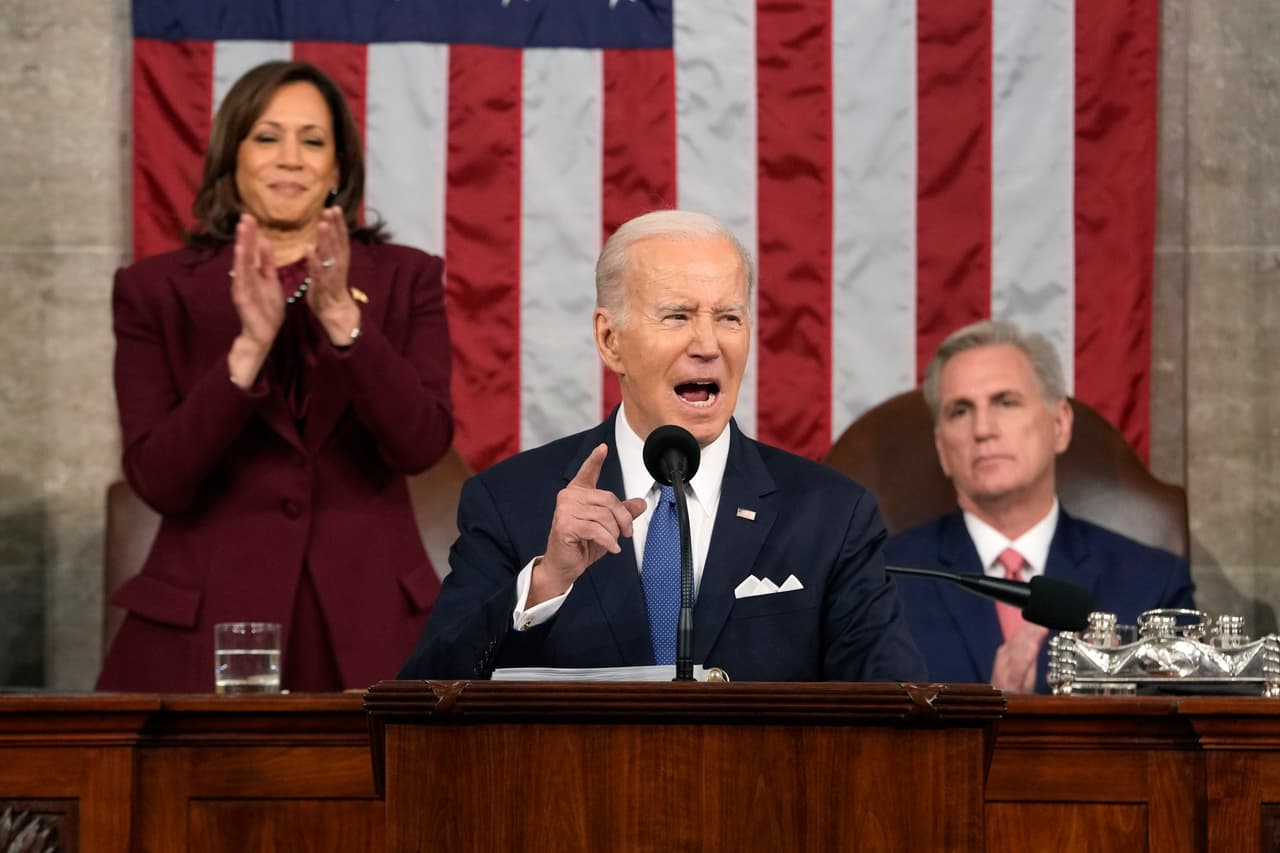 Pese a que Biden hizo varios llamados a la "unidad" durante su discurso, el mensaje estuvo permeado por la división bipartidista palpable en Washington D. C.
<br>
<br>En varias ocasiones, la vicepresidenta Kamala Harris aplaudió las palabras del presidente, mientras que el líder de la nueva mayoría republicana en la Cámara de Representantes, Kevin McCarthy, mantuvo un gesto reservado durante la mayor parte del mensaje.