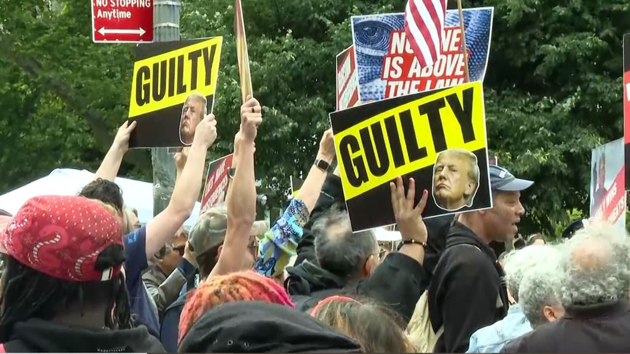 Varios simpatizantes del expresidente le expresaron su apoyo con pancartas y banderas en mano, mientras que otros aseguraban que “nadie está por encima de la ley” y portaban carteles con la palabra "Culpable".