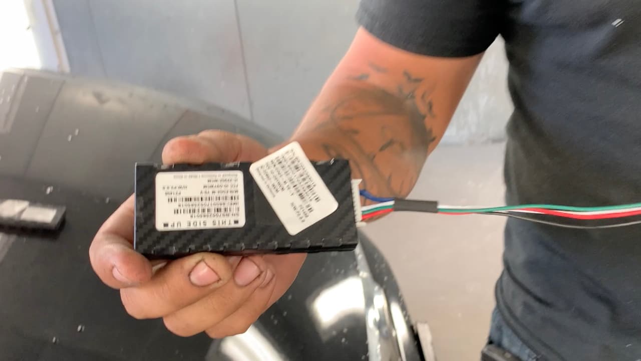 Con el GPS descargas una app para poder revisar dónde está tu carro en tiempo real, incluso puedes cortar la corriente y no se podrá encender, además te envía una alerta si está excediendo el límite de velocidad.