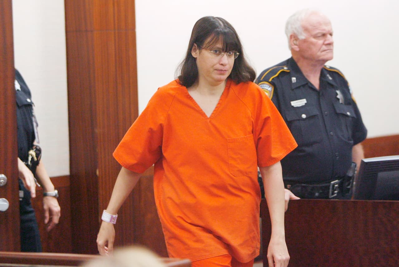 <b>ANDREA YATES. </b>(Texas). Yates sufría depresión y había tratado de suicidarse varias veces. El 20 de junio de 2001 la mujer se quedó sola por una hora con sus cinco niños en contra de las instrucciones de su doctor de que sea supervisada las 24 horas. En esa hora ahogó a los cinco pequeños de entre 6 meses y 7 años de edad. 
<b>Comenzó con John, Paul, y Luke, y luego colocó sus cuerpos en la cama. Siguió con Mary, y dejó su cuerpo en la bañera, y finalmente Noah trató de correr pero ella lo atrapó y lo mató.</b> Luego llamó a la policía y a su esposo. Fue condenada a cadena perpetua.