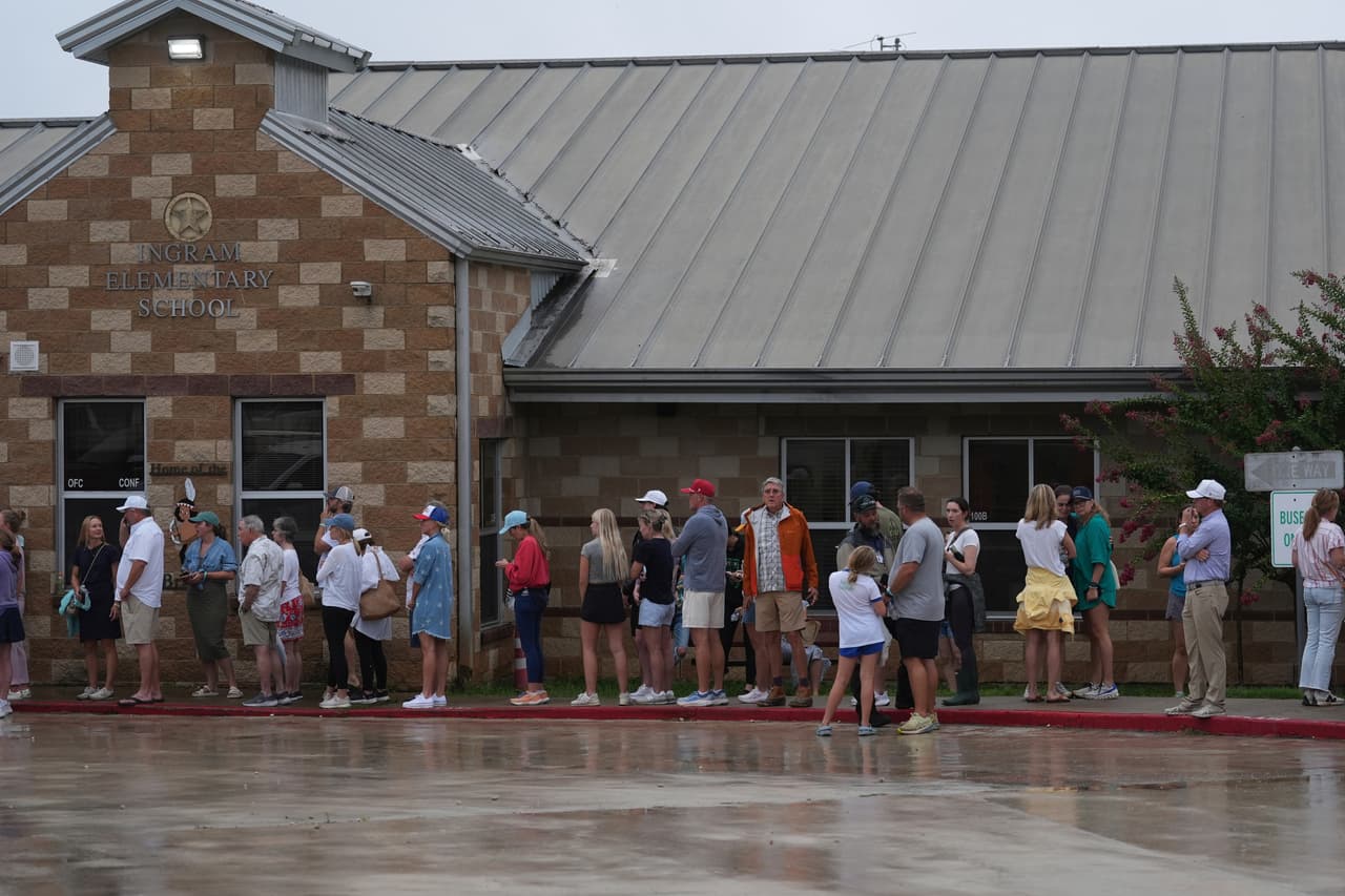 Familias hacen fila en un centro de reunificación tras las inundaciones repentinas en la zona, el viernes 4 de julio de 2025, en Ingram, Texas.
