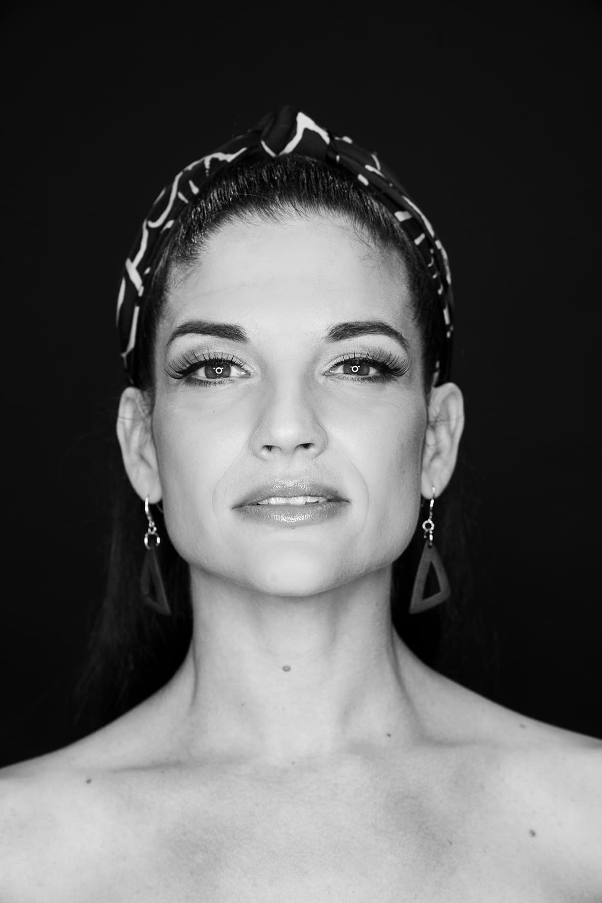 Adora estar en casa con su familia y descansando, pero también le gusta andar de gira, en contacto con sus seguidores y fanáticos.