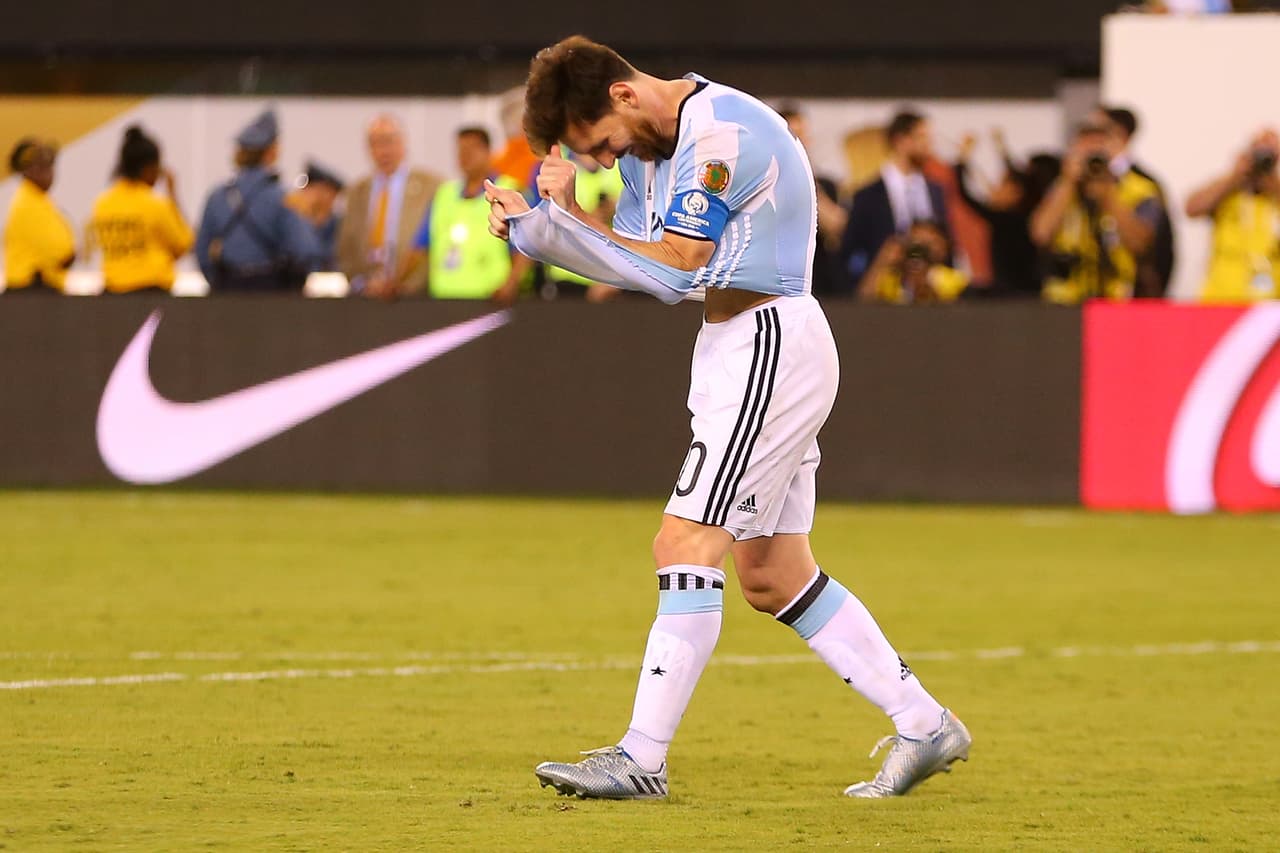 <b>Mala Puntería. </b>Lionel Messi, estrella de la selección Argentina de fútbol falla su tiro en la ronda de penaltis del partido final de la Copa América, que finalmente perdieron ante la selección de Chile. 26 de junio de 2016.