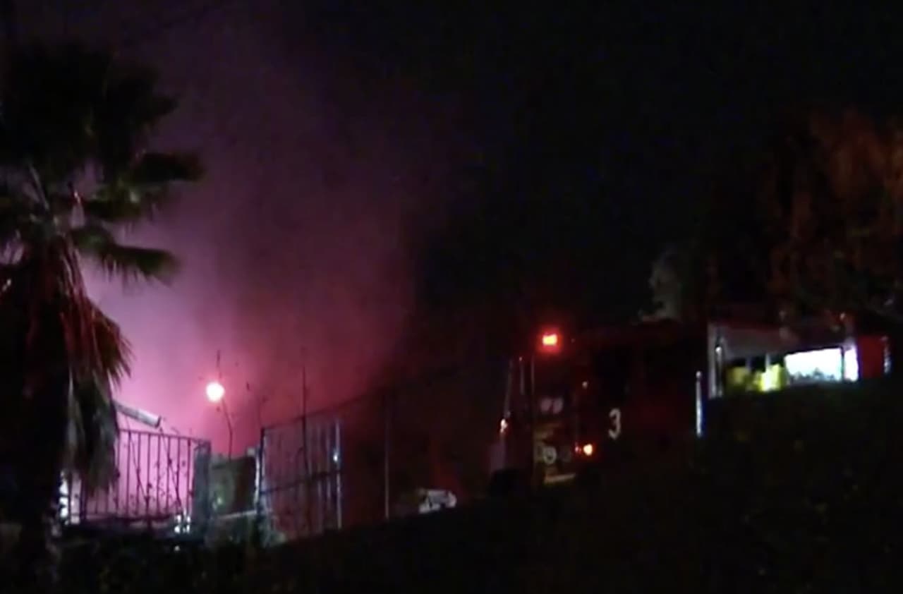 Un incendio provoca colapso de una vivienda en el este de Los Ángeles