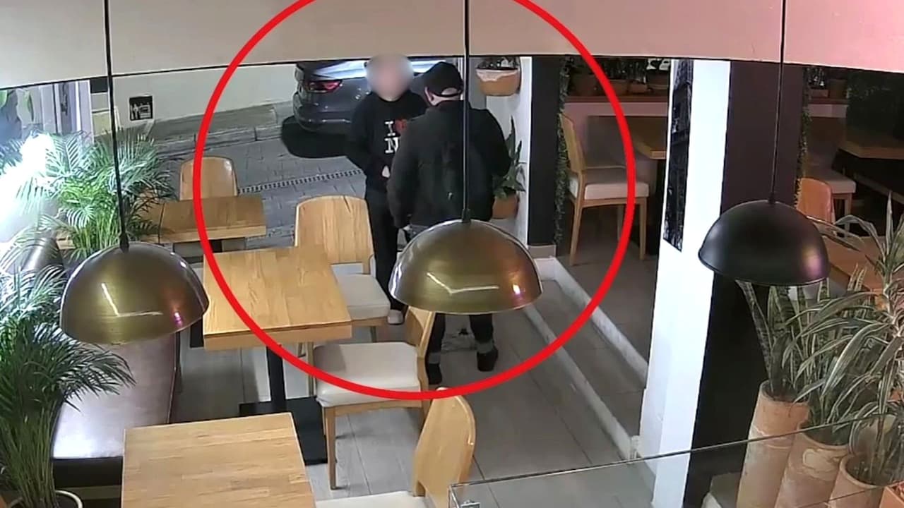 Un empleado se molesta con dueña de pastelería en Colombia y la golpea decenas de veces; la fiscalía deja en libertad al hombre