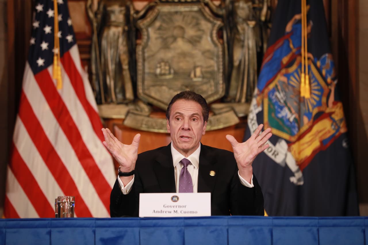 El gobernador Andrew Cuomo ha advertido que sin un rescate federal, Nueva York tendría que recortar la ayuda estatal a las escuelas, gobiernos locales y otros programas (como la matrícula gratuita de SUNY) hasta en un 20 por ciento.