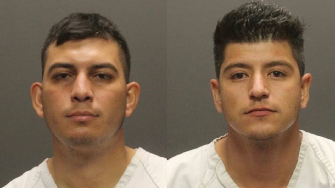 Según las autoridades de Arizona,
<b>el valor estimado en la calle de las drogas incautadas en las camionetas supera los $1.7 millones</b>. Mario Quiñonez Osuna, de 30 años, y Kevin Valdez, de 27 años, fueron arrestados por
<i>el cargo de transporte de estupefacientes para la venta,</i> según reportes.
<br>