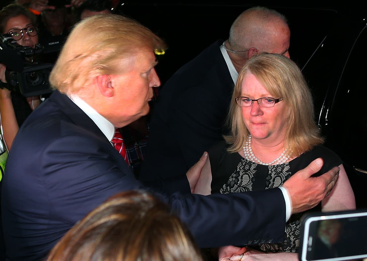 ¿Quiénes son las 'madres ángeles' que acompañan a Trump en sus discursos contra 'indocumentados criminales'?