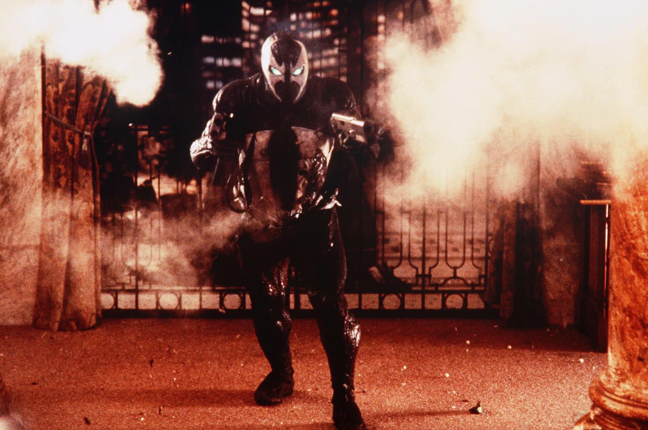 <b>‘Spawn’ (1997)</b>
<br>La creación del personaje en cómics independientes tomó al mundo por sorpresa y su popularidad fue tanta que Hollywood no dudó en hacer un 'live action' del personaje. La trama cuenta la historia de Al Simmons, un asesino del gobierno que es asesinado por jefe y tras hacer un pacto con el diablo regresa a la vida con un traje que le da poderes infernales. Fue aplaudida por sus efectos por los críticos, más la historia predecible y personajes poco desarrollados, hicieron que la calificaran con un 17 por ciento.