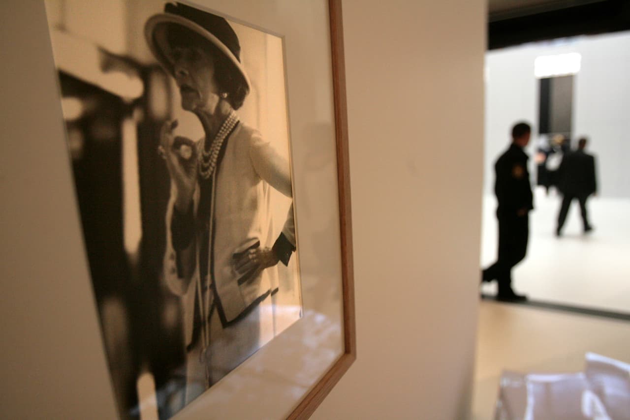 Ella quería traducir en un olor a esa mujer moderna, de mayor libertad de movimiento y de ideas de igualdad de género que se vestía con su ropa. Para tal propósito se reunió con Ernest Beaux, famoso perfumero que había trabajado con la realeza rusa y le encomendó esta misión.
<br>