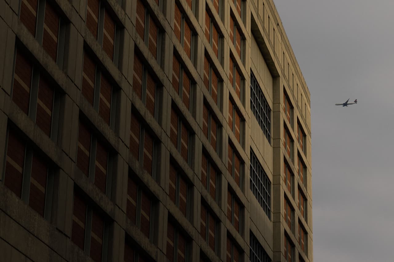 Esta situación no solo resulta agotadora para los empleados, sino que también aumenta significativamente los problemas de seguridad.