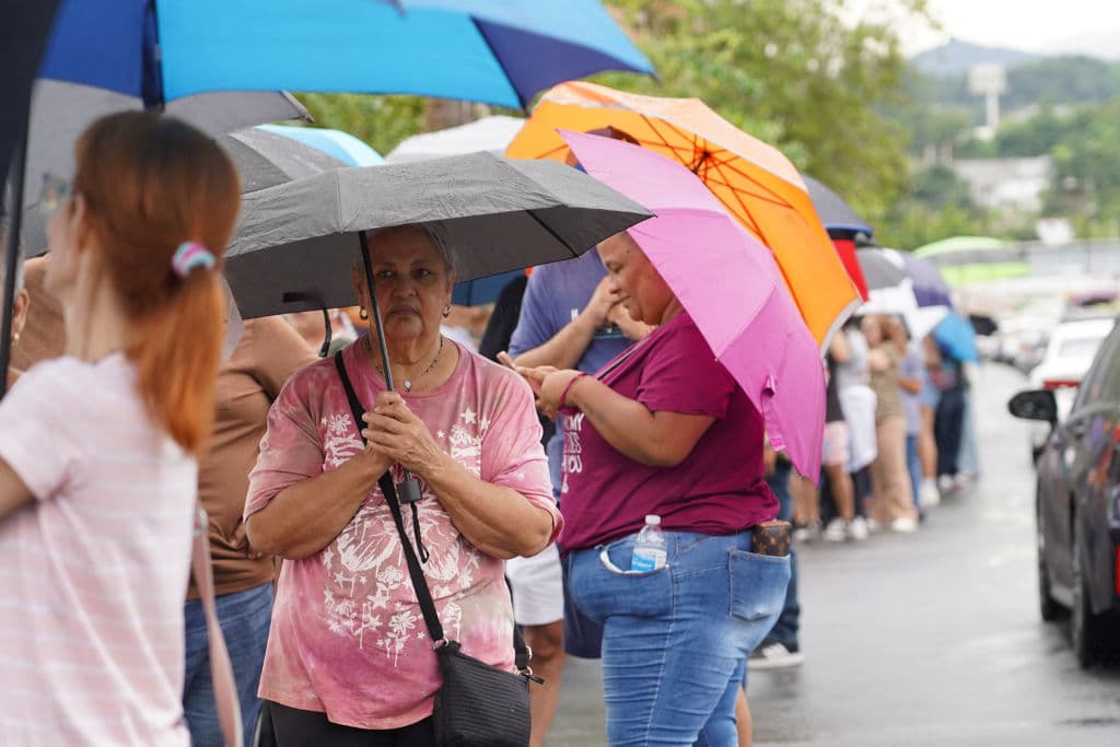 Los centros de votación abrieron en su mayoría 
<b>poco después de las 9:00 de la mañana y cierran a las 5:00 de la tarde</b>.