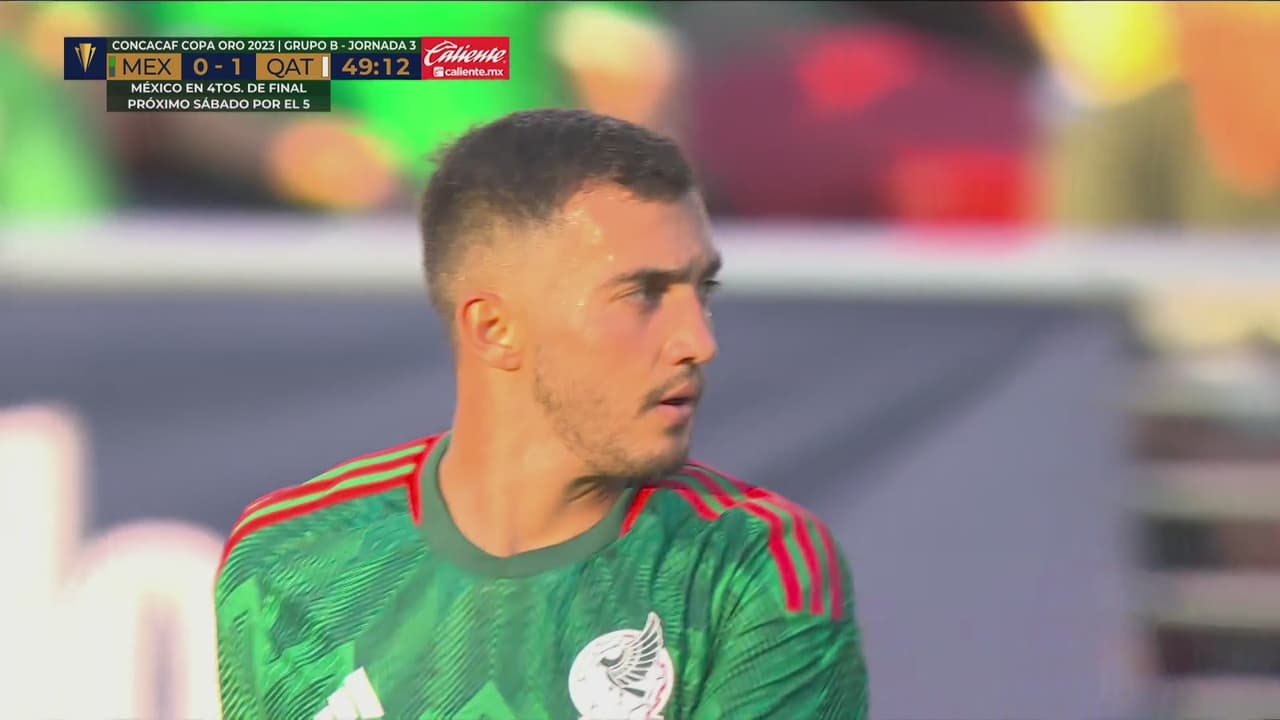 ¡Luis Chávez intenta desde afuera del área!