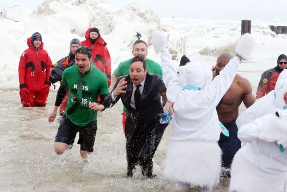 ¡Lo hizo!Mira lo congelado que quedó el comediante Jimmy Fallon luego de aceptar el reto que le hizo el alcalde de Chicago Rahm Emanuel de lanzarse a las congeladas aguas del Lago Chicago durante el Polar Plunge 2014 y con un temperatura de 2 grados