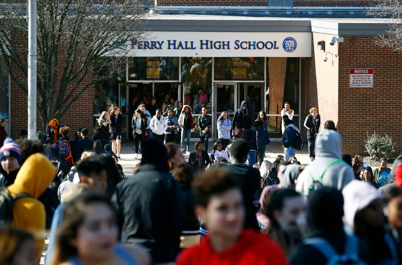 <b>Perry Hall, Maryland.</b> Cientos de alumnos de la secundaria de la ciudad salieron de sus clases a protestar.