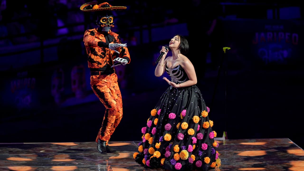 Ángela Aguilar, hija de Pepe Aguilar, canta en el espectáculo "Jaripeo hasta los huesos tour 2024" en el Honda Center en Anaheim, California, el viernes 29 de marzo de 2024.