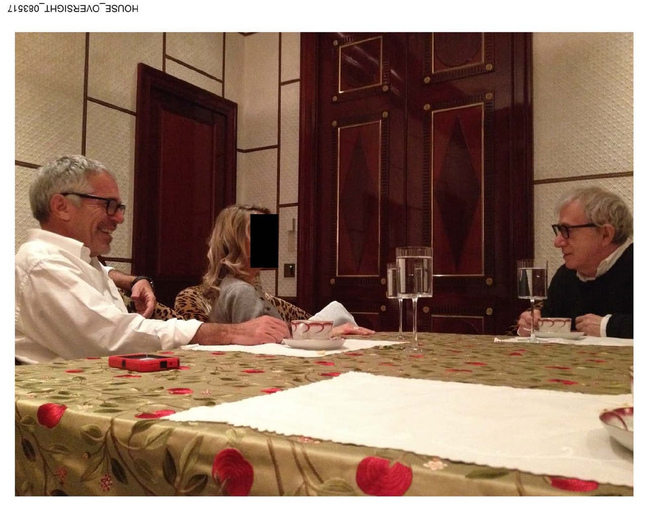 Epstein junto a una mujer y Woody Allen
