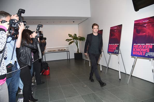 El actor huye de los flashes en la premiere de 'Heaven Knows What' en NY