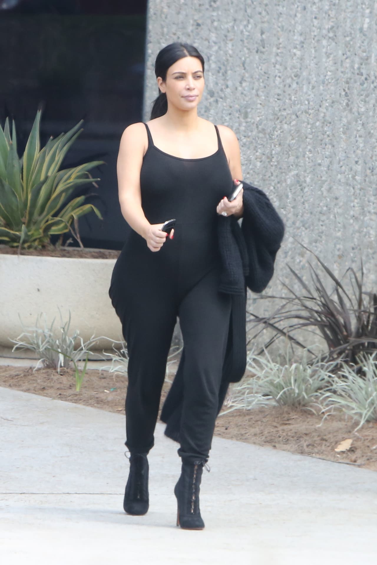 Con cinco meses ya no puede ocultar su pancita.