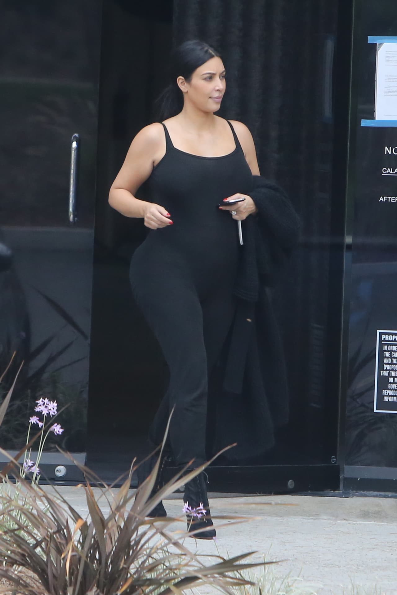 Y un jumpsuit que resaltaba sus curvas.