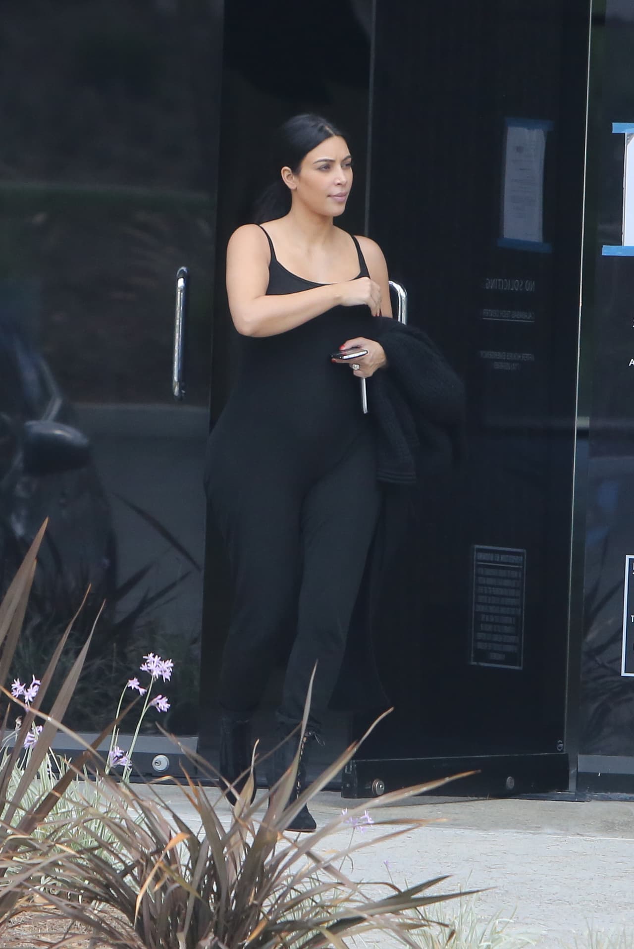 Su cabello recogido en una ponytail.